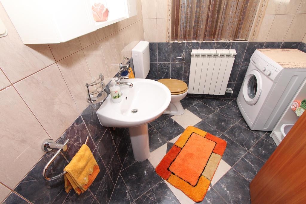 Rooms And Apartment Sanja Rovigno Esterno foto